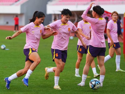 江南体育-女足选手备战比赛，全力以赴