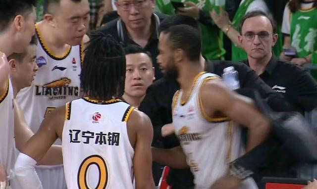 CBA联赛决定延期开赛，球迷们不满球季变数，球队备战受挑战