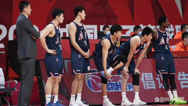 CBA新赛季开战，广东宏远首战告捷，易建联表现出色
