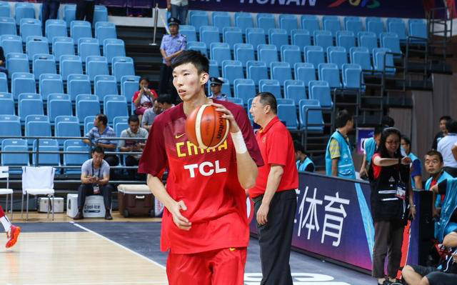 中国男篮新生代球员崭露头角，展现出色表现