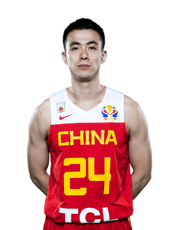 中国男篮新生代球员崭露头角，展现出色表现