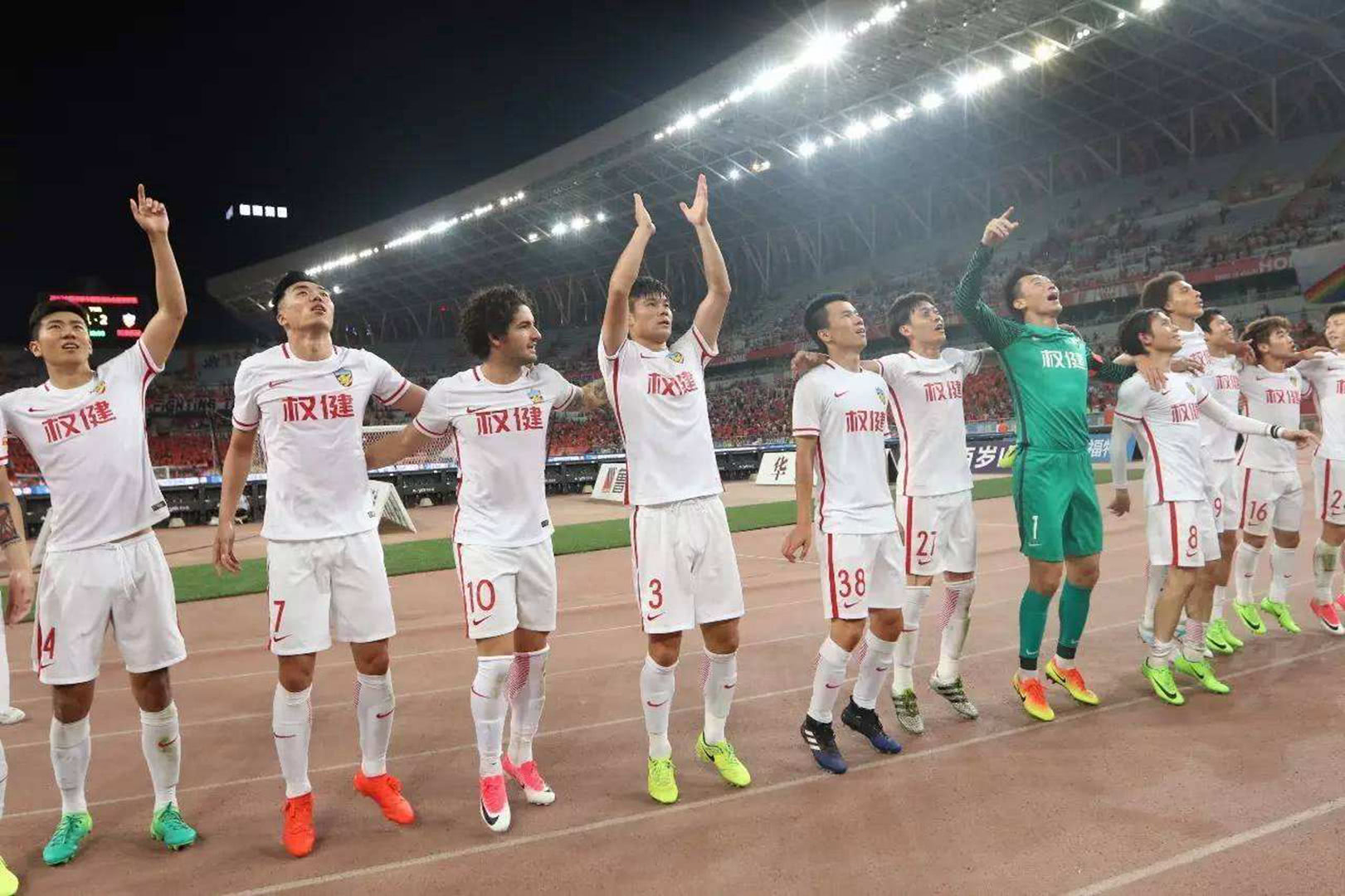 中超球队奋勇挑战，取得亚冠比赛胜利