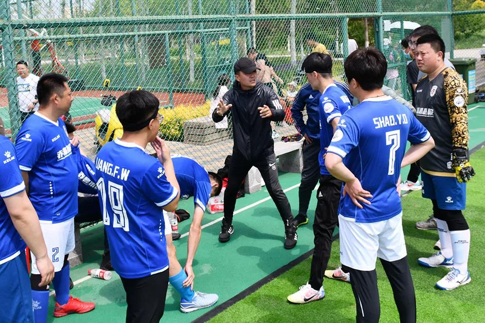 马尔代夫代表团在田径比赛中夺冠，队员欢呼雀跃