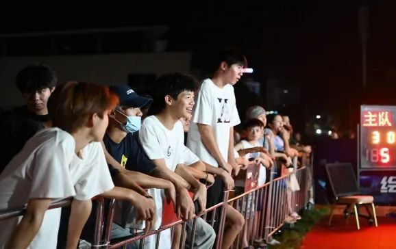 亚太篮球盛会邀请赛精彩连连，球迷暴动