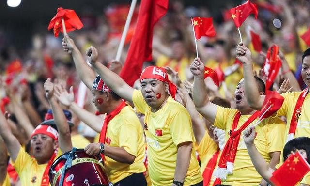 足球联赛争夺激烈，哪支球队奋力冲刺？