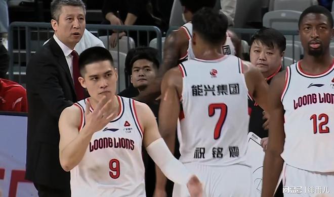 江苏男篮对战广东队，迎战难关