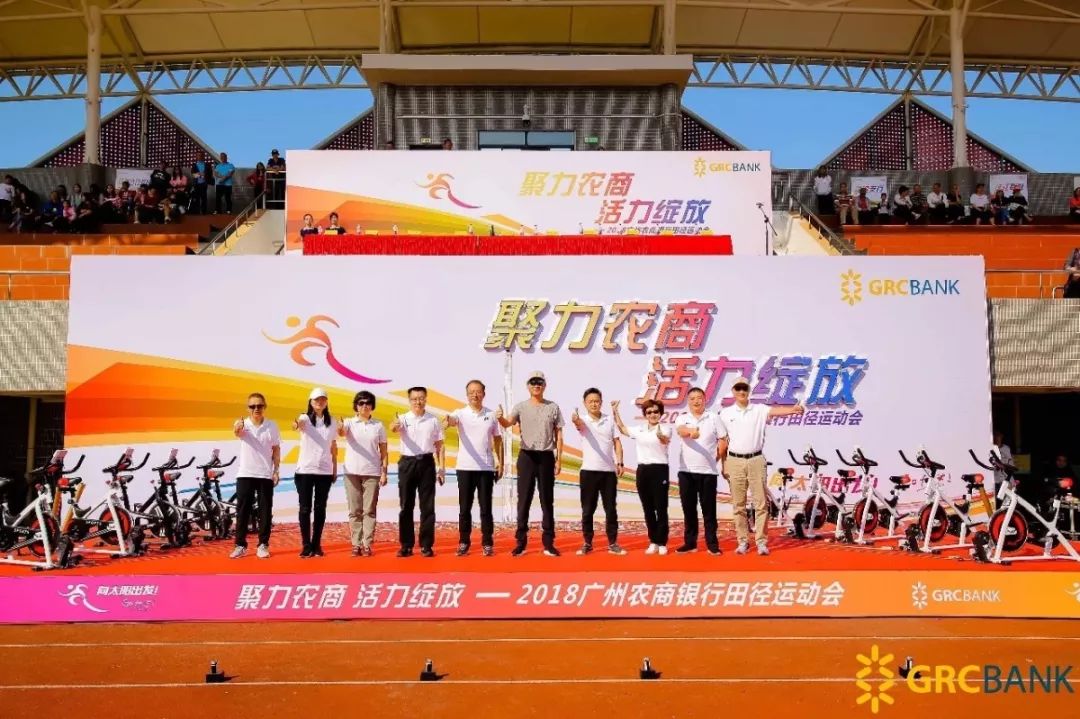 球场上，球员们携手奋勇拼搏