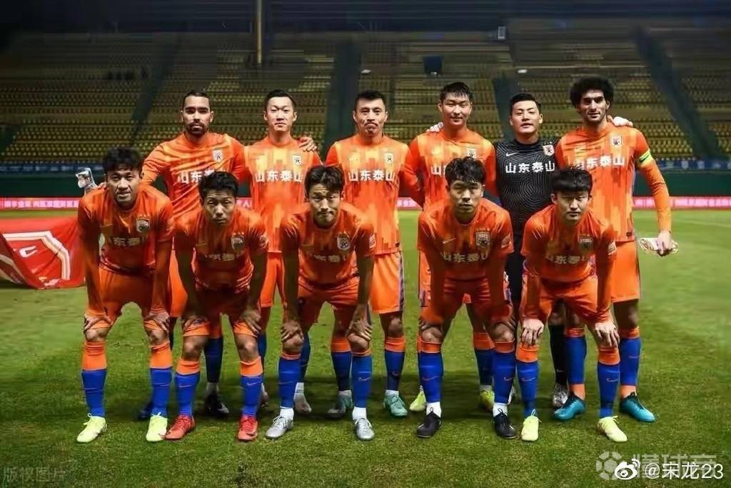 冠军之争激烈升级，足球职业赛事备受关注