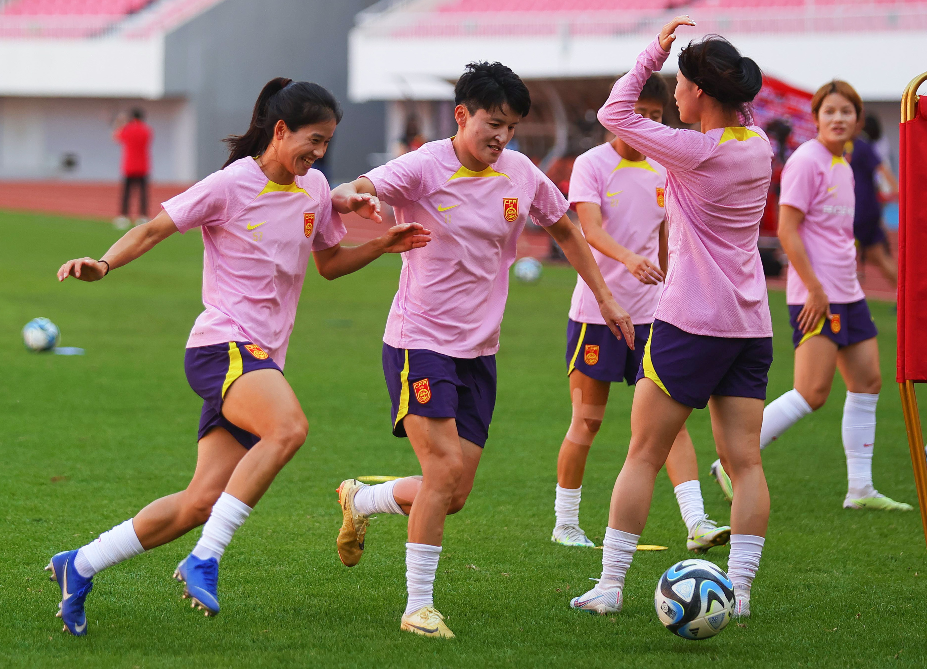女足选手备战比赛，全力以赴