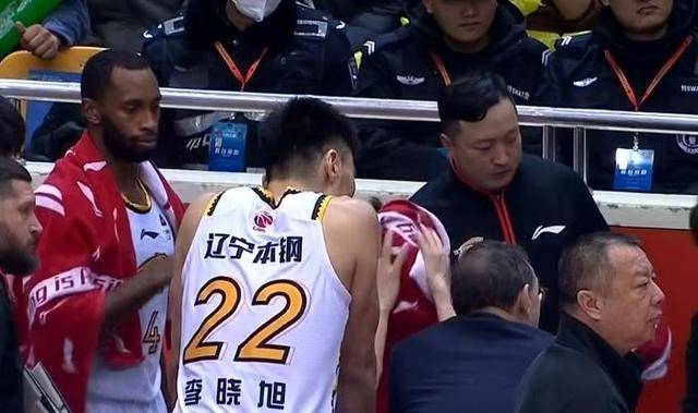 福建黄金男子篮球队获得重大胜利，势头如虹