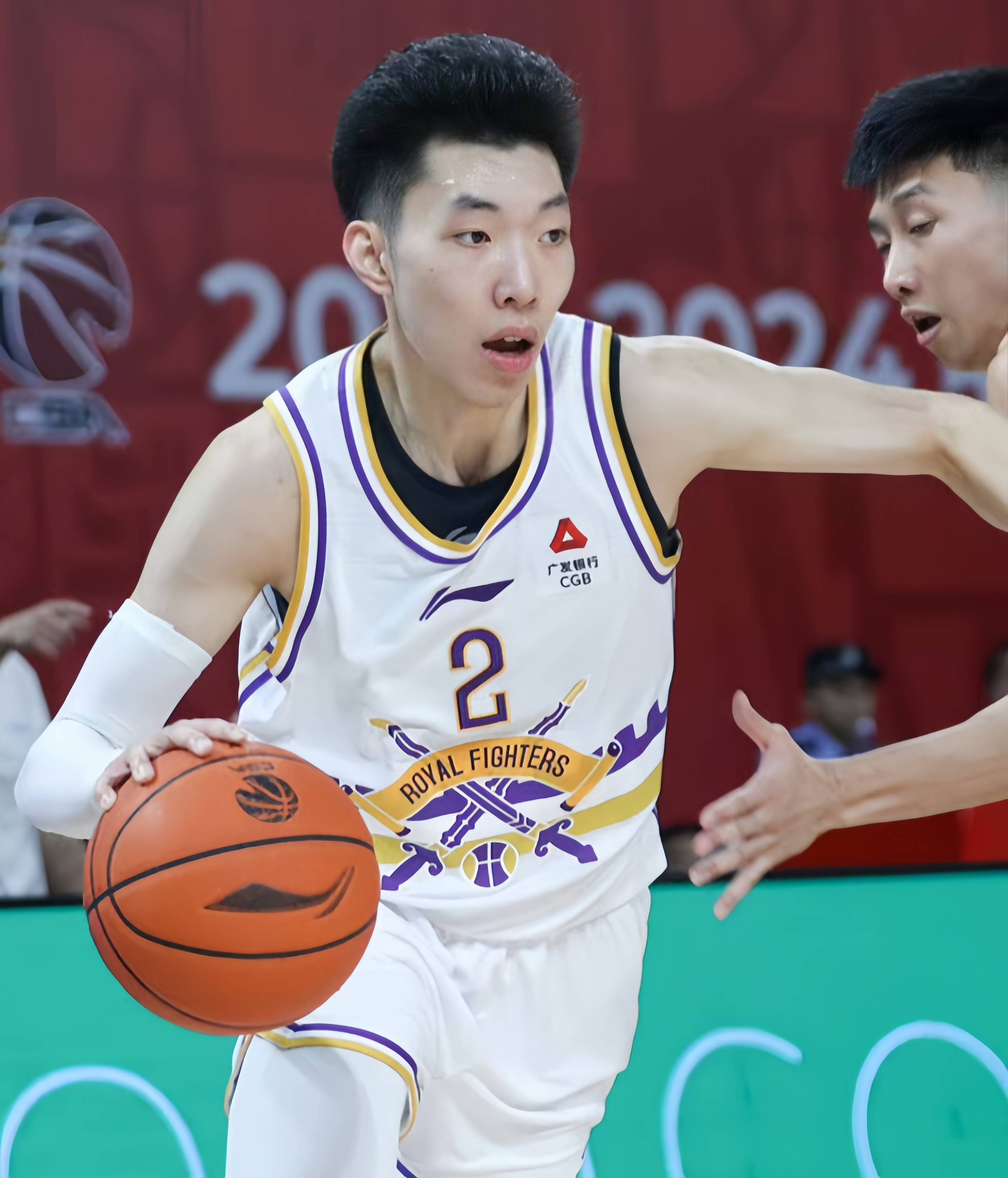 比赛开始，球员们全神贯注争夺荣誉