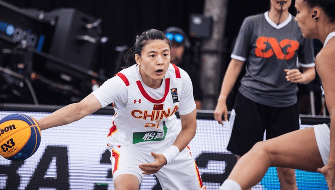 罗马尼亚女篮队员迎接国际比赛