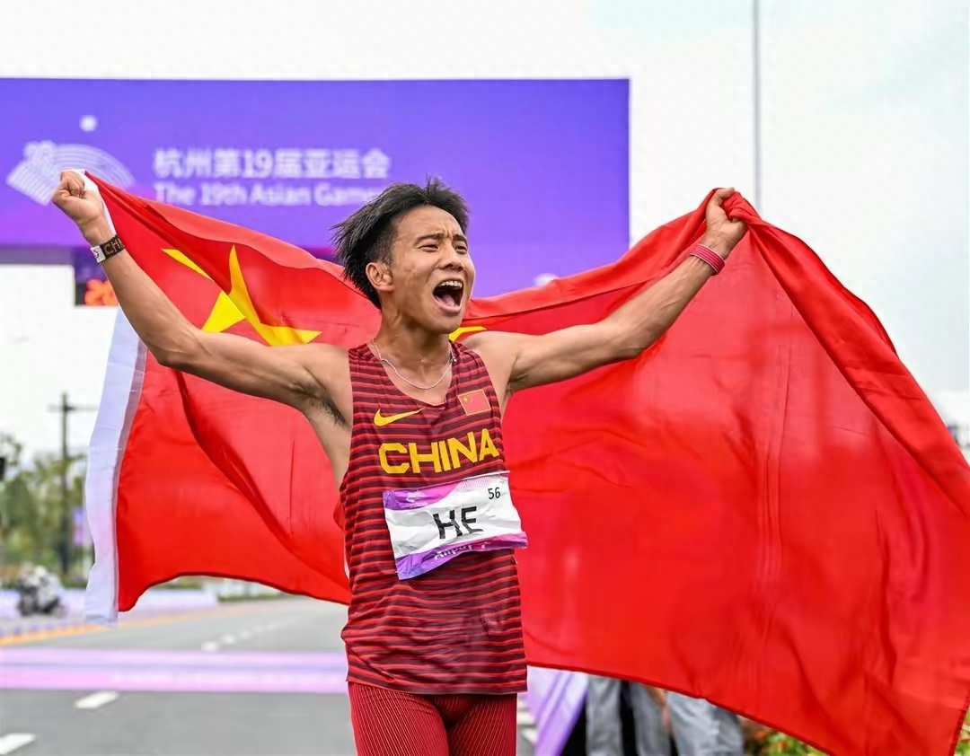 长跑选手坚持到底，冲线夺冠