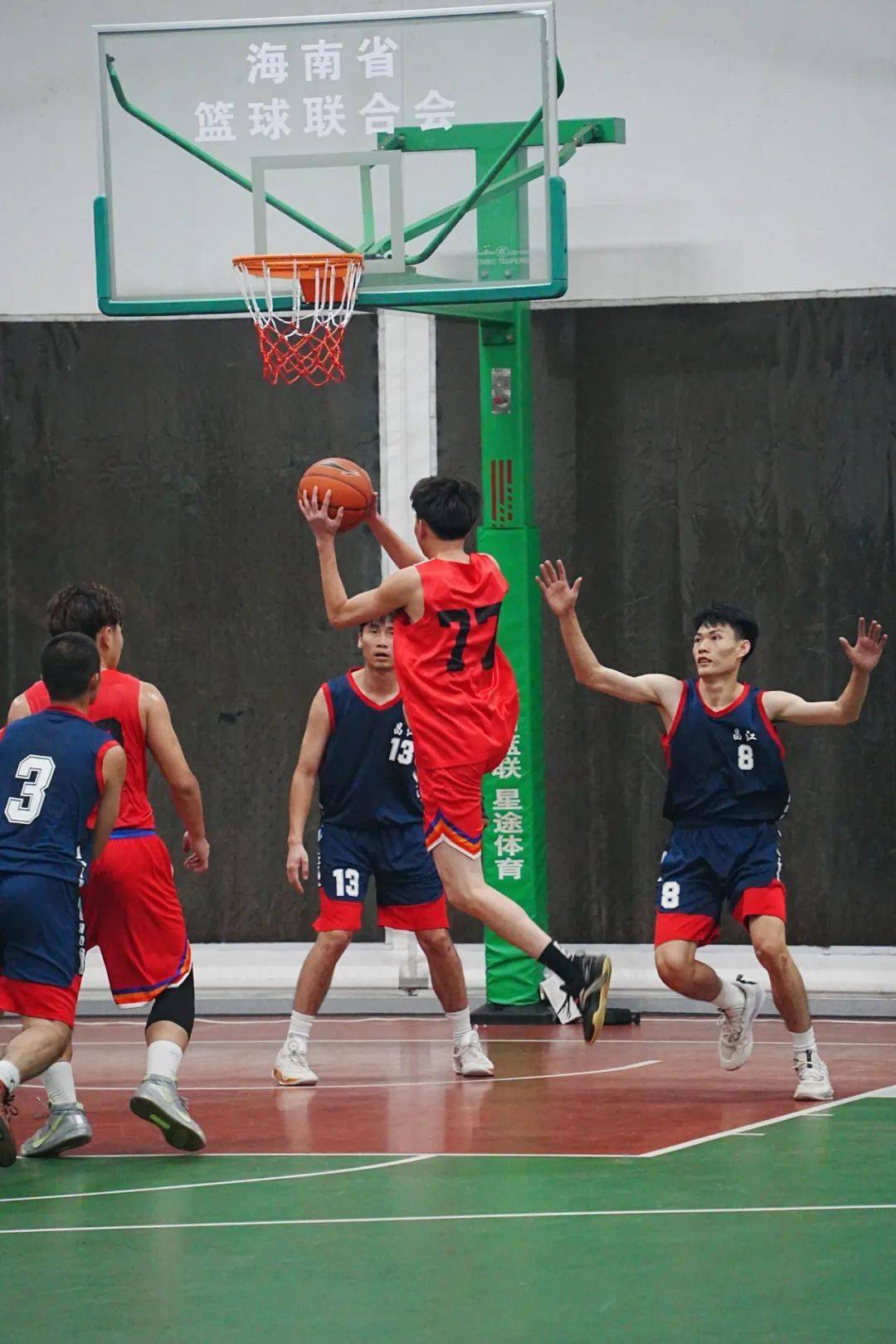 角逐残酷！两支队伍将在场上激烈对抗
