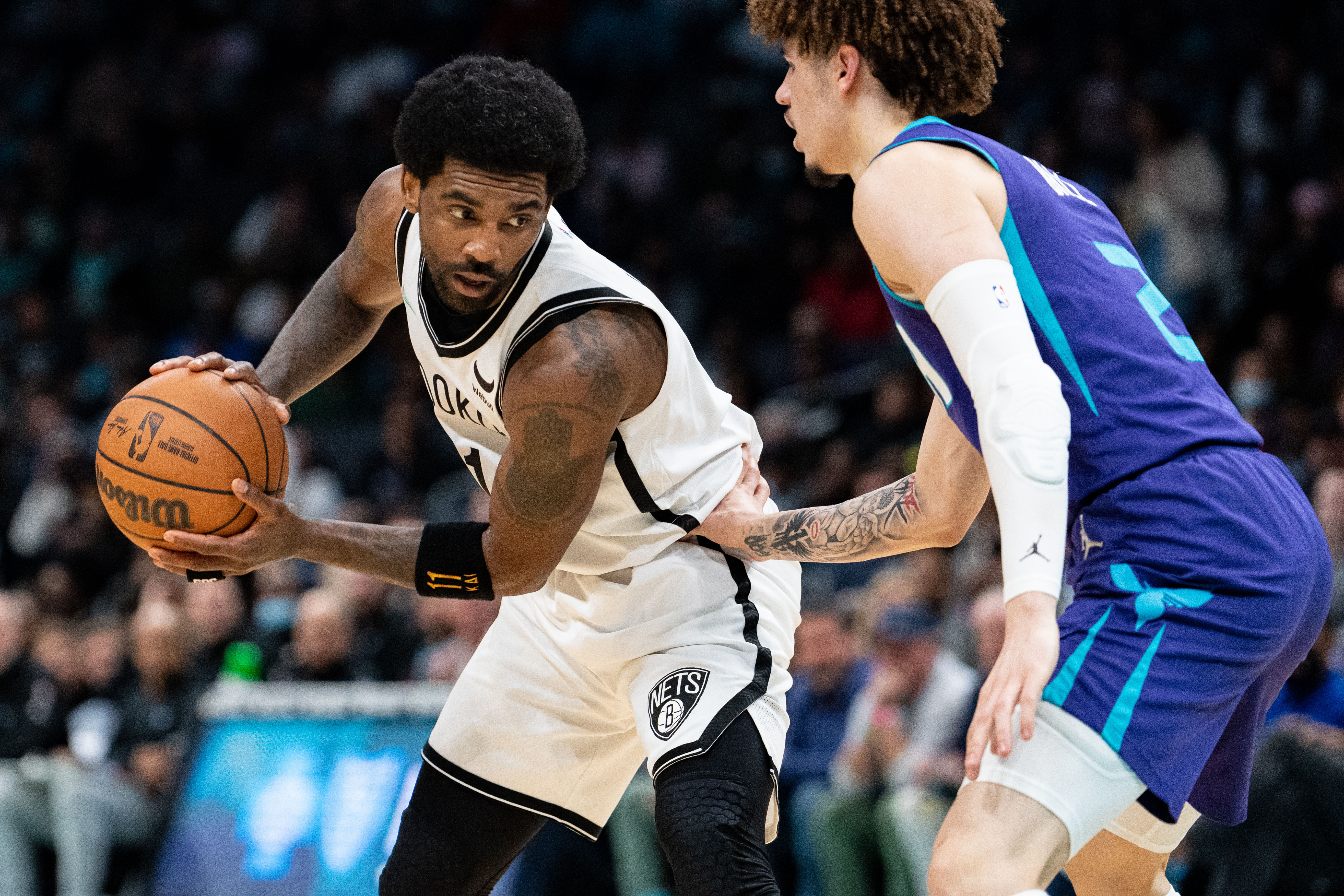 NBA明星赛：球员们展现高超球技，给球迷带来视觉盛宴