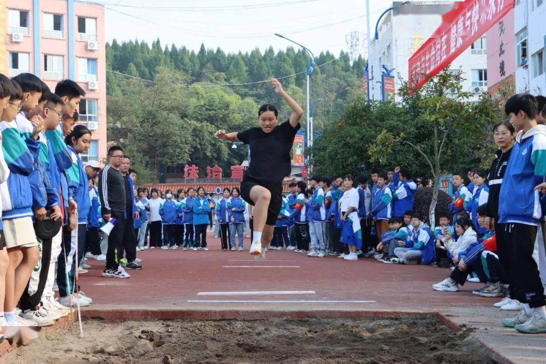 跳高比赛：高挑选手奋勇奔跳，争夺桂冠