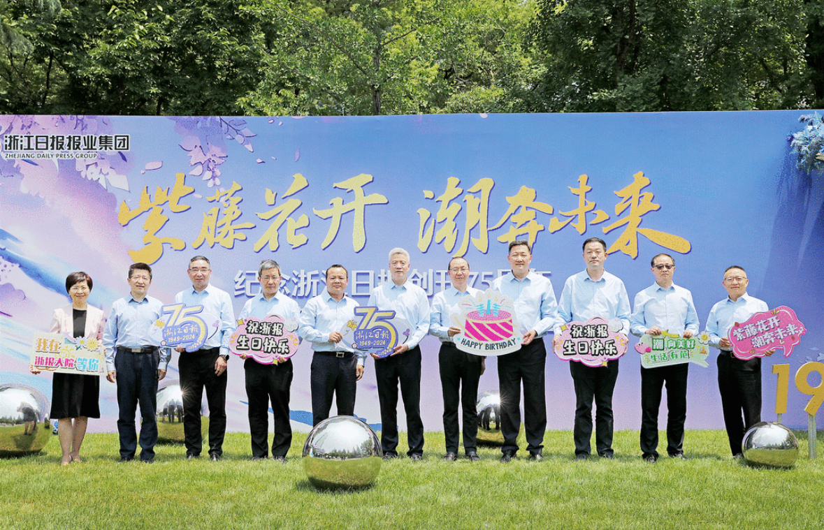 薪火运动代表团在游泳比赛中踏浪前行