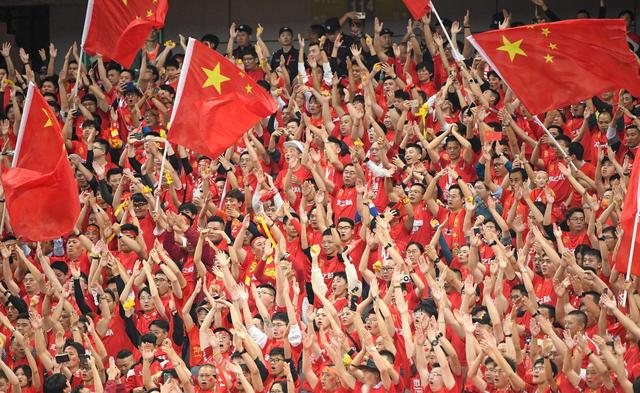 国际足球比赛场上激情澎湃，中国队拼尽全力