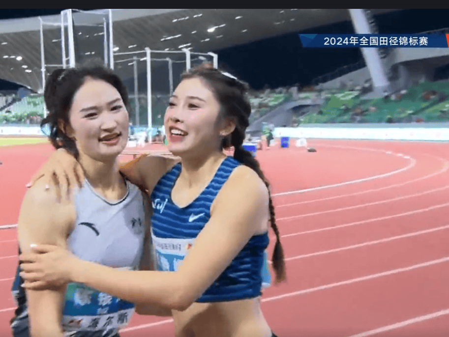 女运动员以高难度动作征服观众，赢得掌声