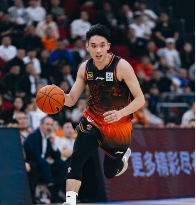 防守铁卫崭露头角，球队再下一城进决赛