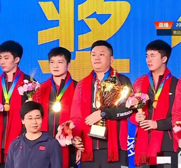 比赛激烈，选手闪光登场斩获金牌