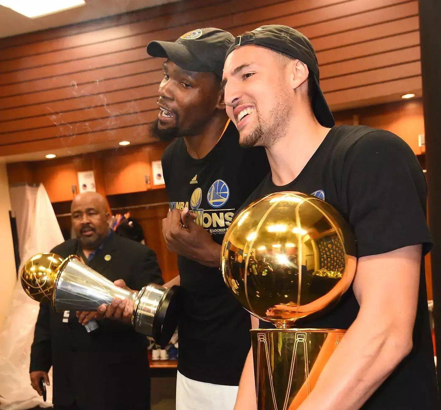 NBA巨星集结参加慈善赛，球迷热情支持