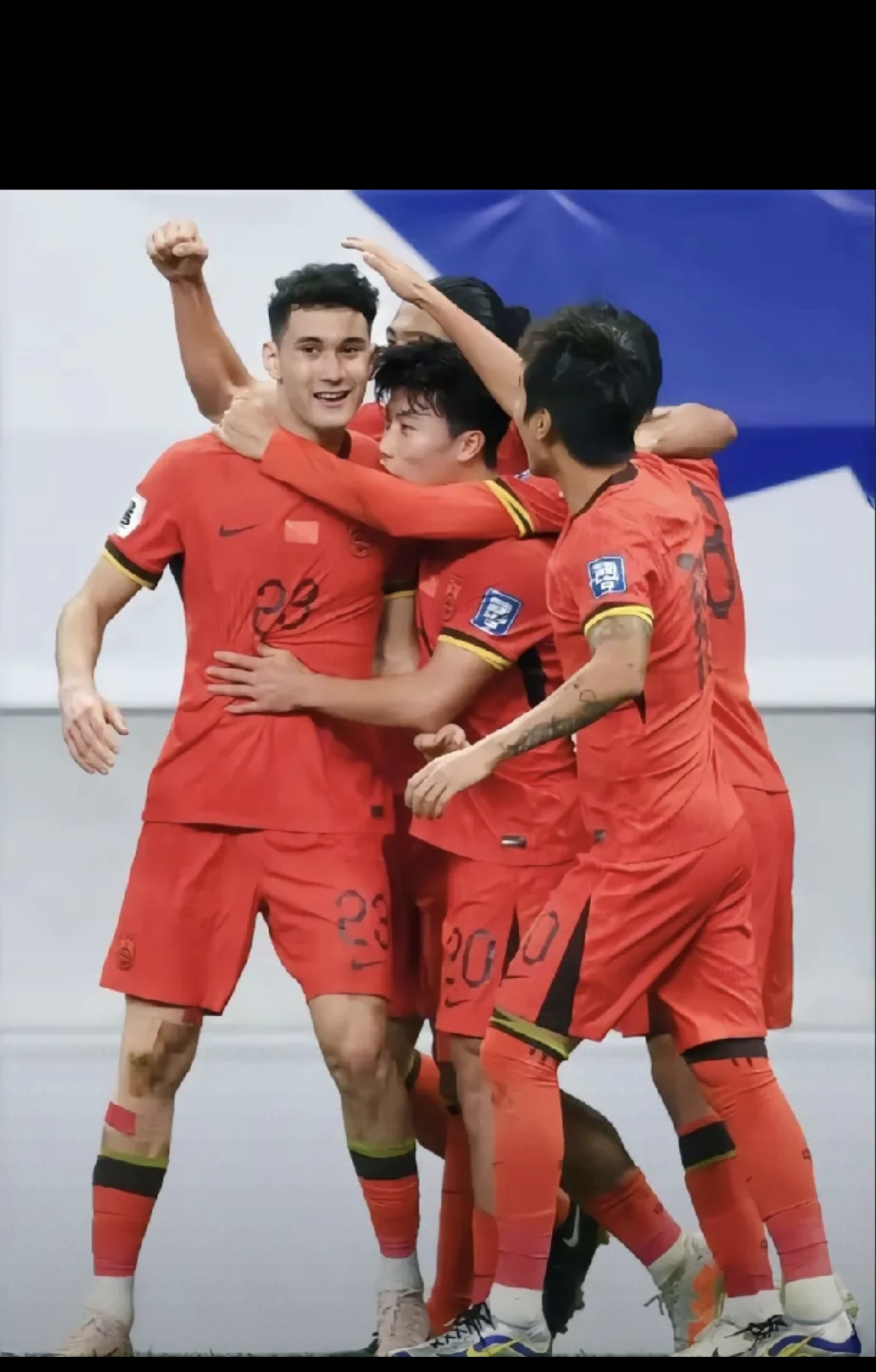 国内足球赛事上演激动人心的对决