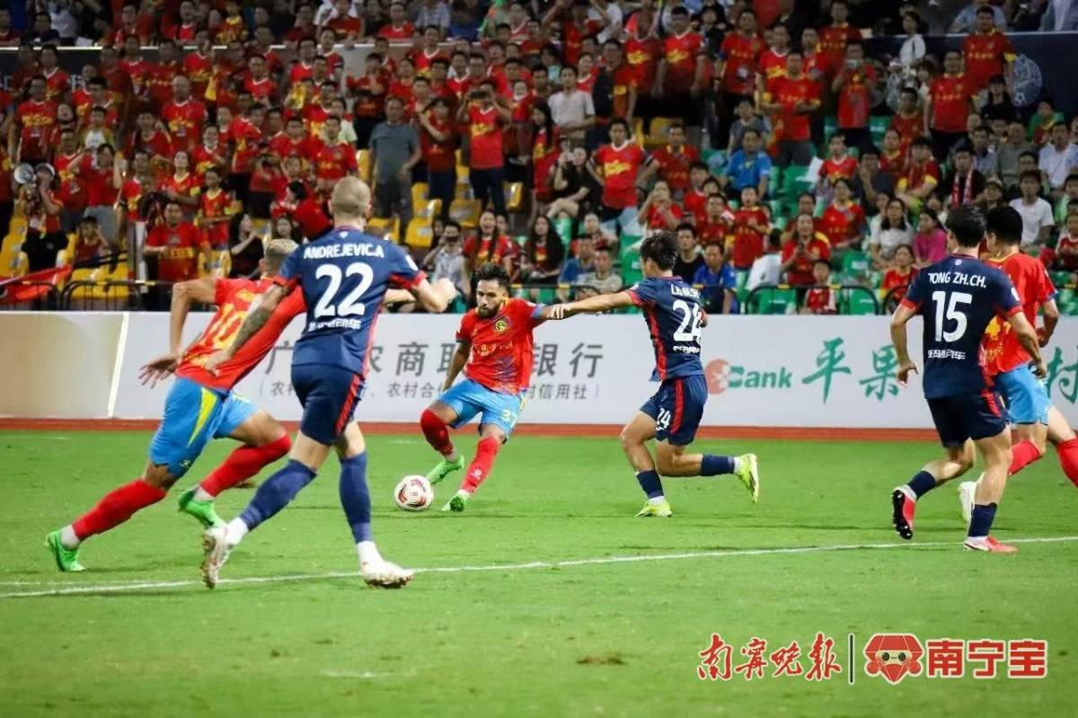 中国职业足球联赛火爆，球员表现抢眼